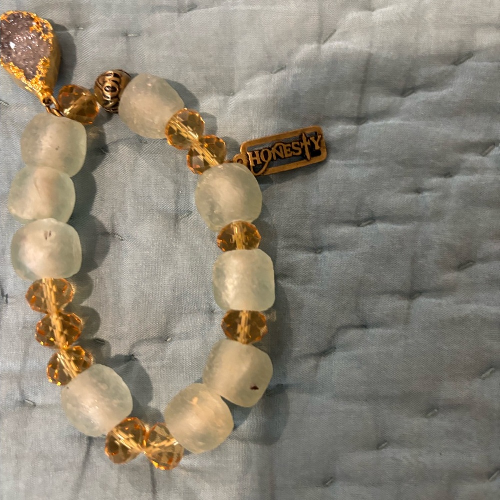 Elegant NEST Fragrances Bracelet with Gold and Cream Beads - Picture 2 of 3